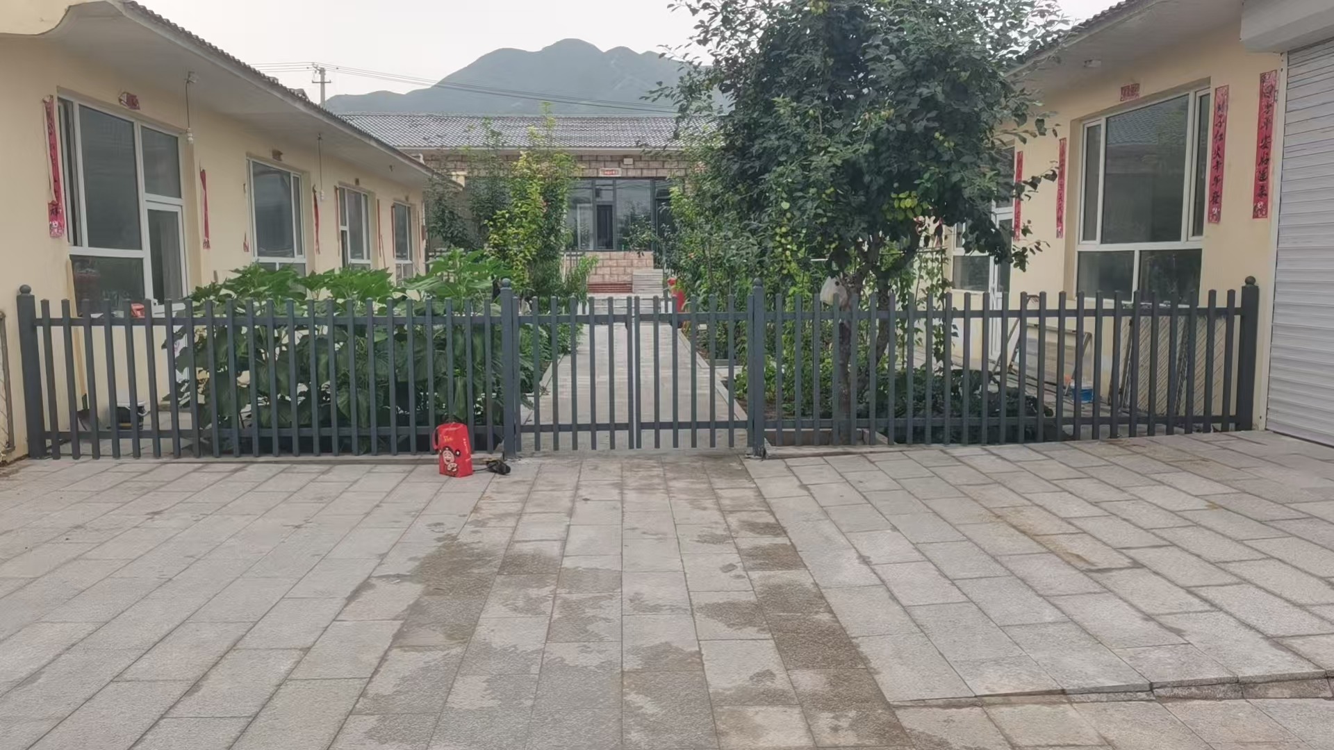 某農(nóng)家小院鐵藝護(hù)欄安裝